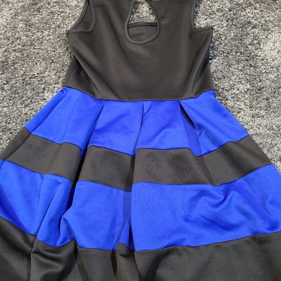 Flowy blue and black dress - Picture 3 of 3